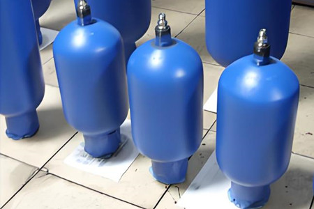 搜蓄能器出現油箱噴油的現象，如何解決？