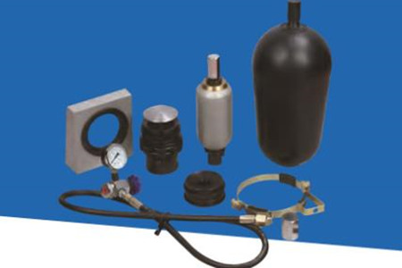 蓄能器出現油箱噴油的現象，如何解決？